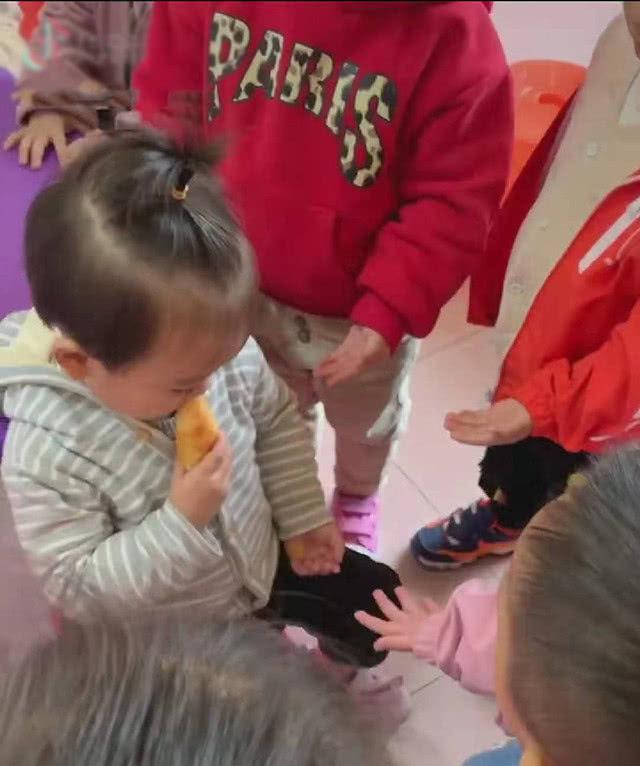 看了宝宝带零食去幼儿园的遭遇实拍，你还会让宝宝带零食上学吗？