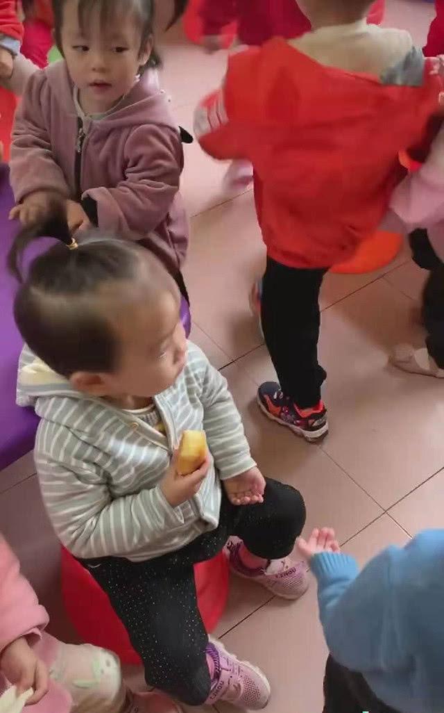 看了宝宝带零食去幼儿园的遭遇实拍，你还会让宝宝带零食上学吗？