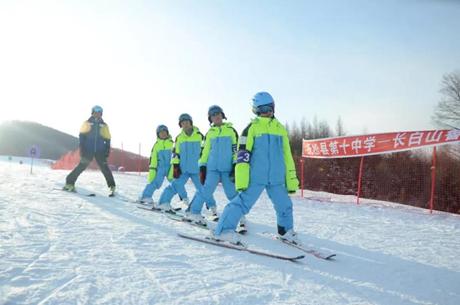 度假去哪儿？长白山上玩滑雪，大连鲁能海洋温泉酒店里泡温泉