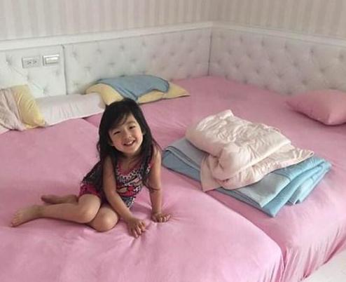 刘畊宏晒出自己的豪宅，生怕女儿睡觉掉下床，特意买两张床拼起来