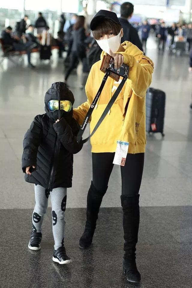 谢楠与儿子走机场，儿子软萌扮潮童，搞怪表情像极吴京