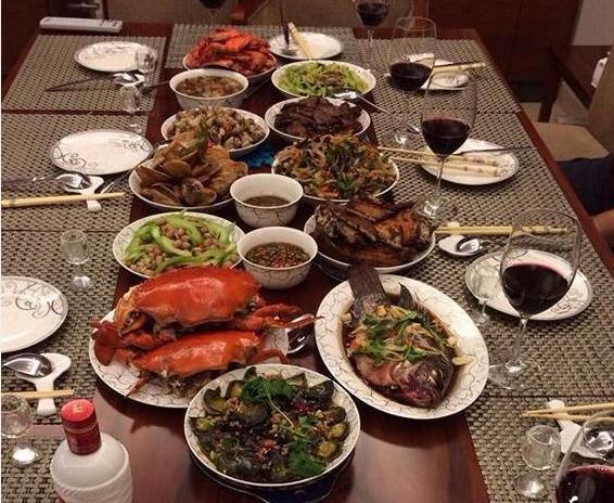 参观陈建斌一家住的豪宅，餐桌全是龙虾鲍鱼，一家人生活太幸福了