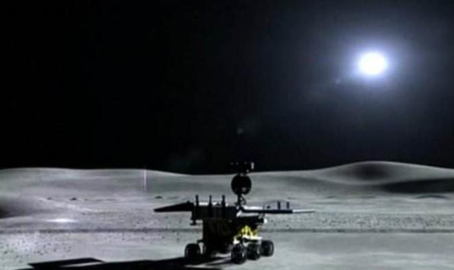 玉兔二号传回一张照片，引起科学家的瞩目，月球背面发现新物质