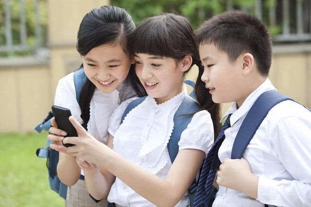 电子屏幕时代：如何合理安排孩子玩手机时间？控制方式有二