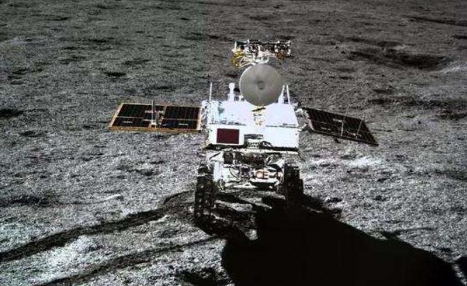 玉兔二号传回一张照片，引起科学家的瞩目，月球背面发现新物质