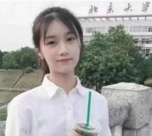 高配版“奶茶妹妹”火了，看到她拿奶茶的照片，网友：同样的配方