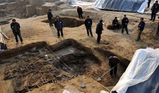 考古专家准备挖掘古墓，突然大雨倾盆，但是周围却是晴空万里！