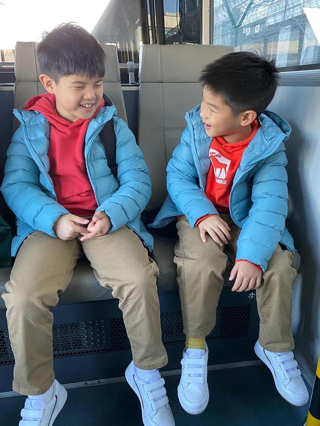 胡可晒两儿子正装照，穿着红色西装的兄弟俩超帅，互相亲吻好有爱