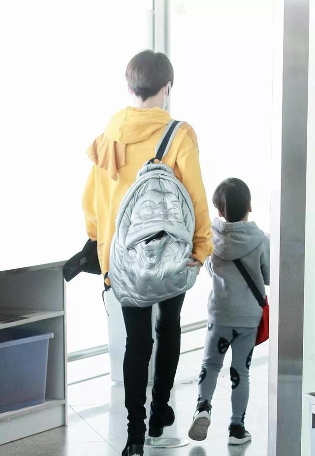 谢楠与儿子走机场，儿子软萌扮潮童，搞怪表情像极吴京