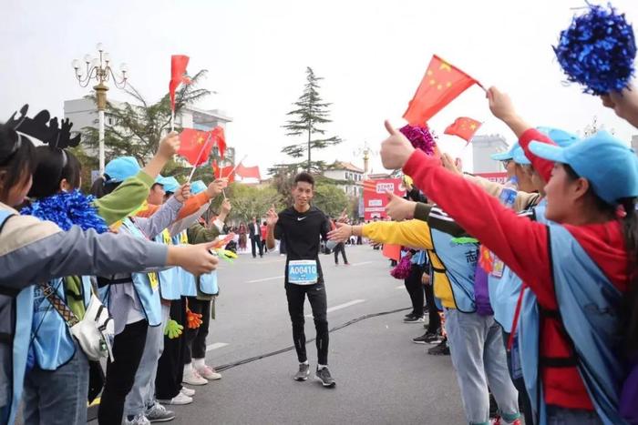 “活力天门 万马奔腾”泰康人寿-2019天门国际马拉松纵情开跑