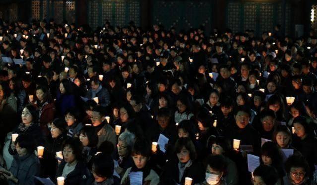 韩国举国上下迎高考，家长紧张程度不亚于中国，纷纷为孩子祈祷