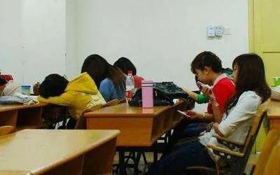 大学生上课玩手机、睡倒一大片，只怪学生自己？老师就没点责任？