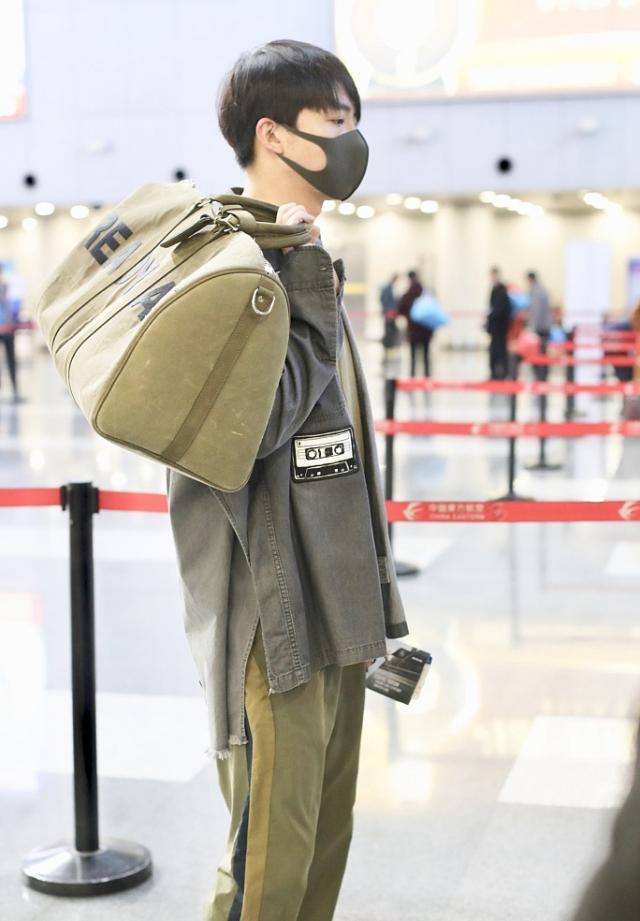 32岁俞灏明机场走出T台秀4千5T恤配2万3包，疤痕挡不住儒雅帅气
