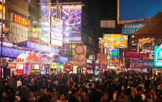 内陆游客到香港：随便乱走在香港购物街头，许多商家大门紧闭！