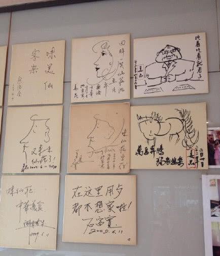 姜昆苏州举办画展，一身黑西服头戴鸭舌帽，笑容满面精神十足