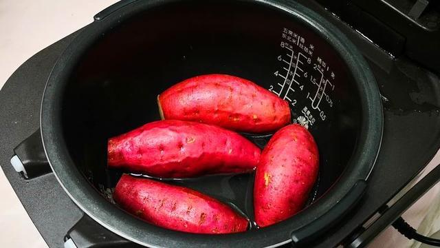 见过用电饭锅烤红薯吗？，学会2个小技巧，红薯又香又甜不烧心