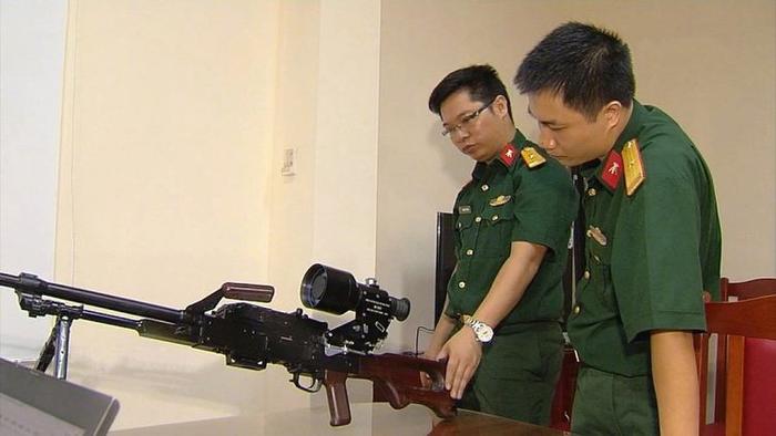 越南新型枪械夜视镜，号称夜晚600米精准瞄准，没光就是根烧火棍