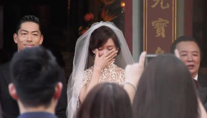 婚礼现场：林志玲听父亲讲话不停抹泪，新娘小腹平坦无怀孕迹象