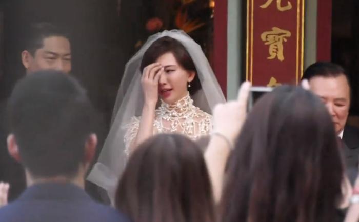 婚礼现场：林志玲听父亲讲话不停抹泪，新娘小腹平坦无怀孕迹象