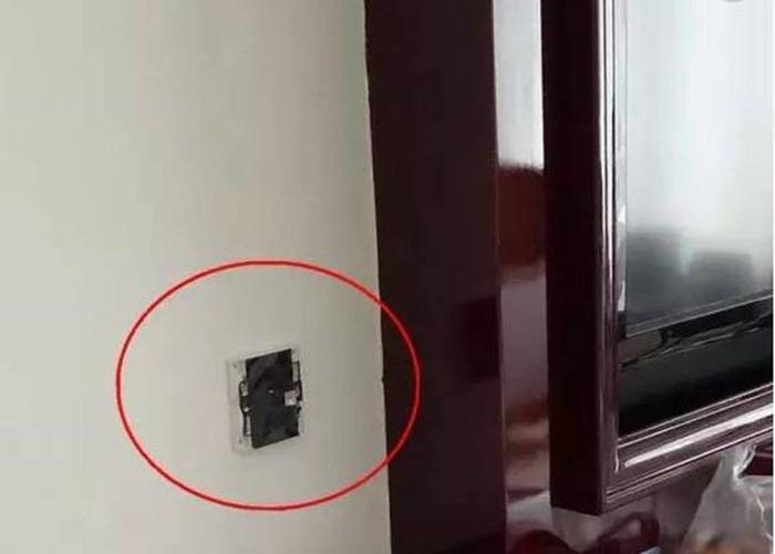 游客住酒店时，为什么要先拔电视机插头，不知情的可以看看