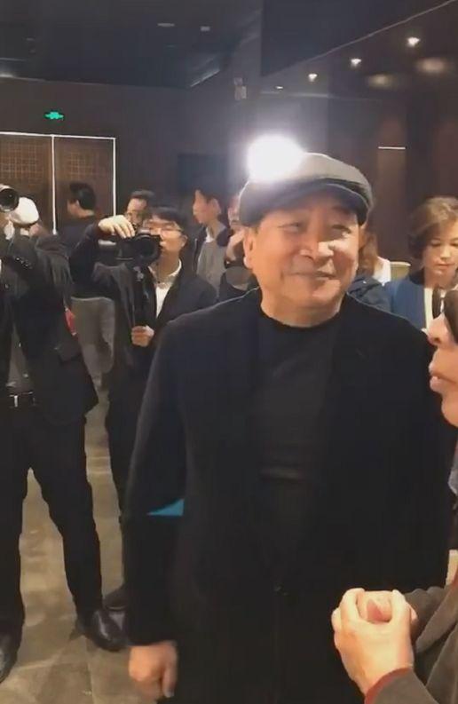 姜昆苏州举办画展，一身黑西服头戴鸭舌帽，笑容满面精神十足