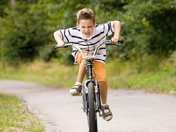 骑自行车有益于孩子的身体发育，提高反应速度，增进亲子沟通