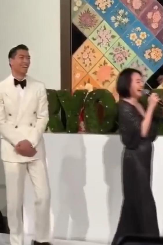 喝高了？林志玲婚礼小S搂新郎脖子摆性感姿势拍照，拍完忙道歉！