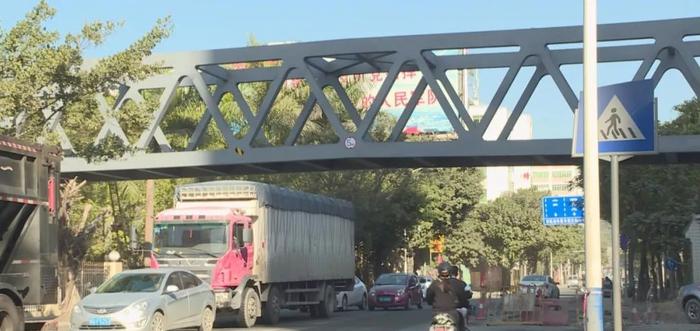 潮州新洋路人行天桥钢桁架吊装完成，市民期待早日完工通行