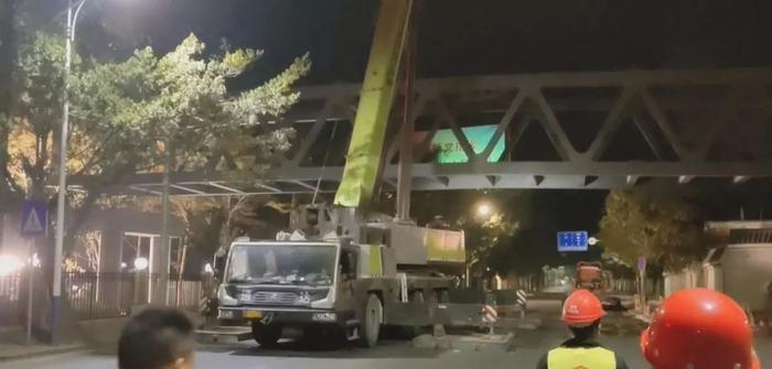 潮州新洋路人行天桥钢桁架吊装完成，市民期待早日完工通行