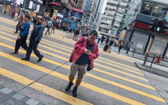 内陆游客到香港：随便乱走在香港购物街头，许多商家大门紧闭！