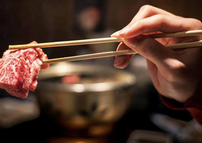 西方网民：中国人用筷子吃饭辛苦吗？是谁要求他们这么做的？