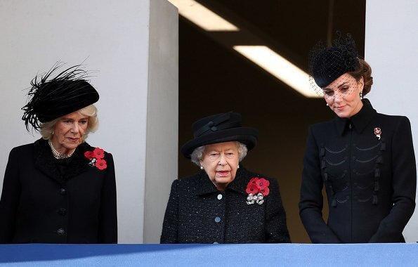 93岁英国女王难得穿花大衣！浅绿帽子太显嫩，卡米拉气色都不如她