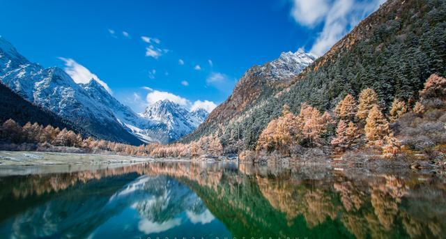 它是川西旅行的宝藏地，徒步者的天堂，秋景不逊色于稻城亚丁