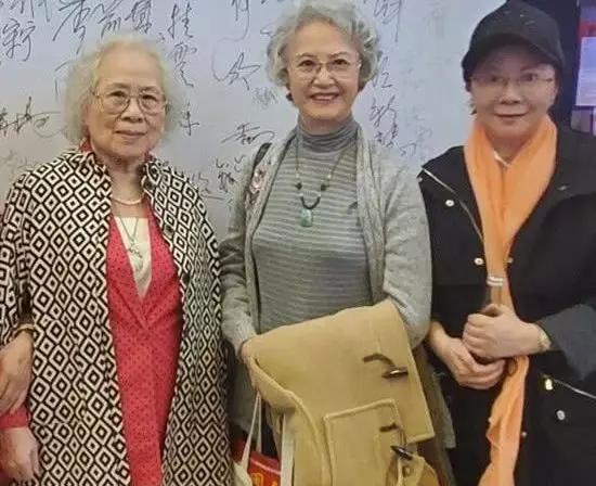 白骨精扮演者杨春霞与蔡明同框十分优雅，看不出有76岁