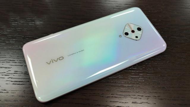 水滴屏手机再见！vivo首发微型打孔屏手机，新潮流来了