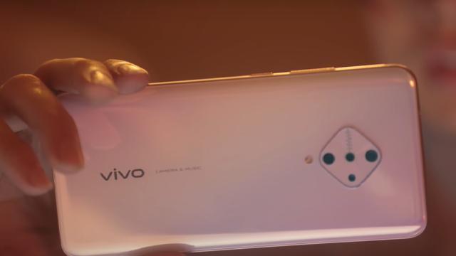 水滴屏手机再见！vivo首发微型打孔屏手机，新潮流来了