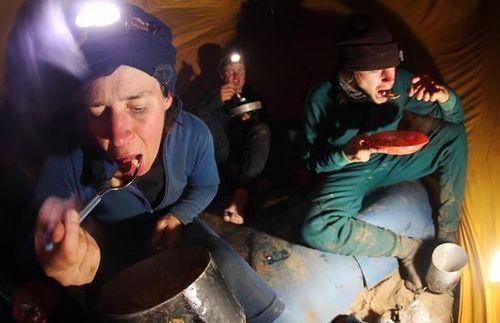 牛津大学学生六天六夜生活在1000米洞穴中，拍了这些画面