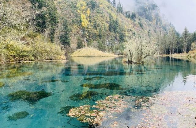 它是川西旅行的宝藏地，徒步者的天堂，秋景不逊色于稻城亚丁