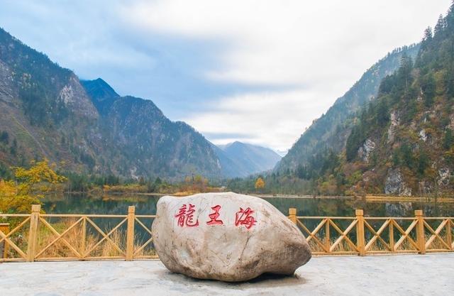 它是川西旅行的宝藏地，徒步者的天堂，秋景不逊色于稻城亚丁