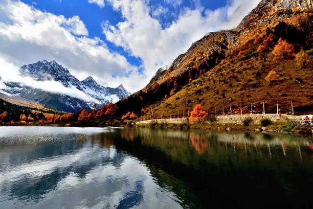 它是川西旅行的宝藏地，徒步者的天堂，秋景不逊色于稻城亚丁