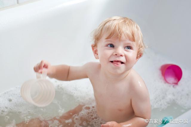 给6个月儿子洗澡，宝宝差点丧失“生育能力”，医生怒斥宝妈无知