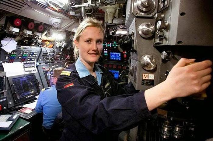 为避免再次出现丑闻，美海军决定潜艇停征女兵，靠道德约束管不住