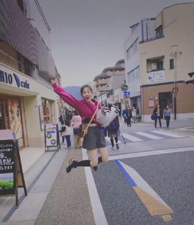 马蓉四处旅游不顾女儿，穿超短裙日本街头不停摆拍，模样变化太大