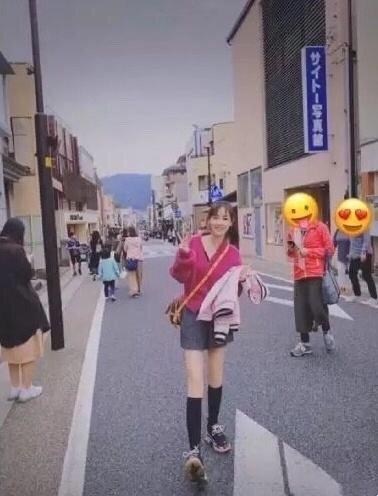 马蓉四处旅游不顾女儿，穿超短裙日本街头不停摆拍，模样变化太大