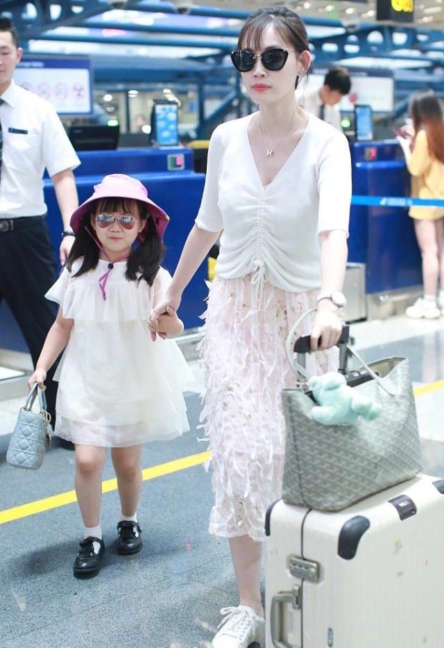 马蓉四处旅游不顾女儿，穿超短裙日本街头不停摆拍，模样变化太大