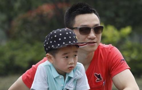 奥运冠军杨威的儿子长大了，从内向到外向，杨阳洋的大逆袭