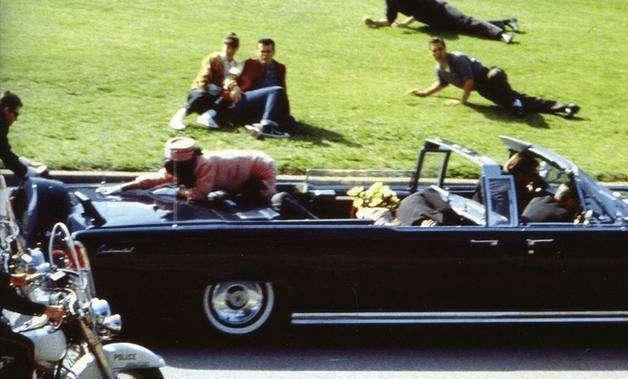 肯尼迪被一枪“爆头”，其妻惊慌失措，图7狙击手的位置