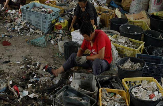 指责中国人占用工作机会，如今中国禁收洋垃圾后，美国人又后悔了
