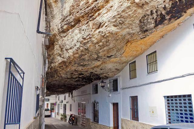 澳大利亚特别的小镇，100年来都居住在地下，知道原因你也想去