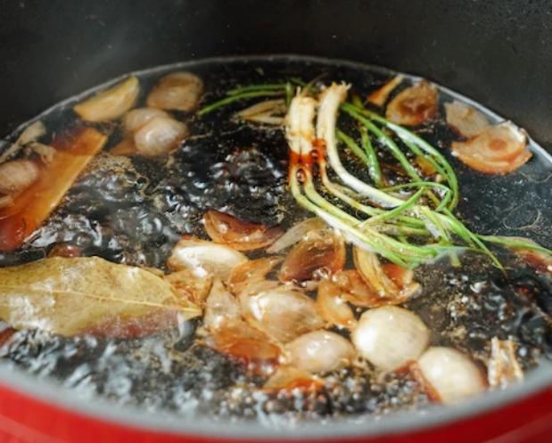 广东名菜豉油鸡这么做，方法简单，味道超好，我家餐餐少不了！